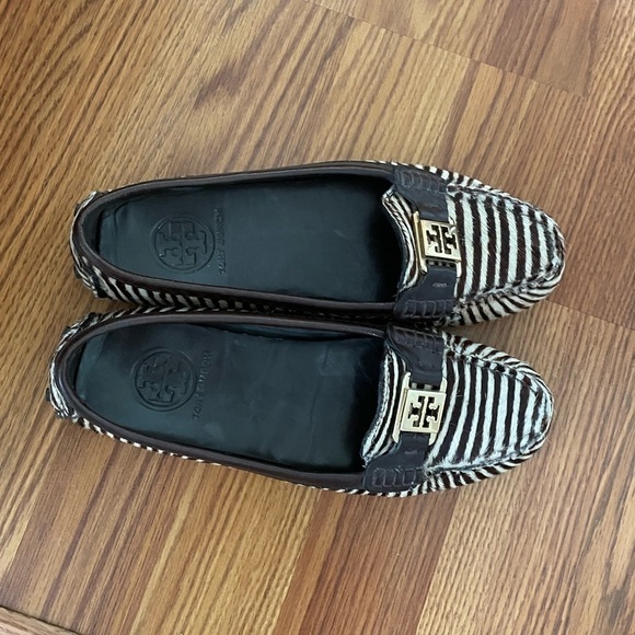 TORY BURCH Brown Ivory Zebra Stripe Loafer Moccasin Flats Gold Logo - US… - Picture 2 of 9